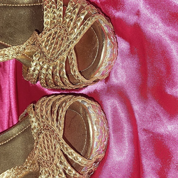 GOLD VINCE CAMUTO SANDALS - Picture 6 of 6